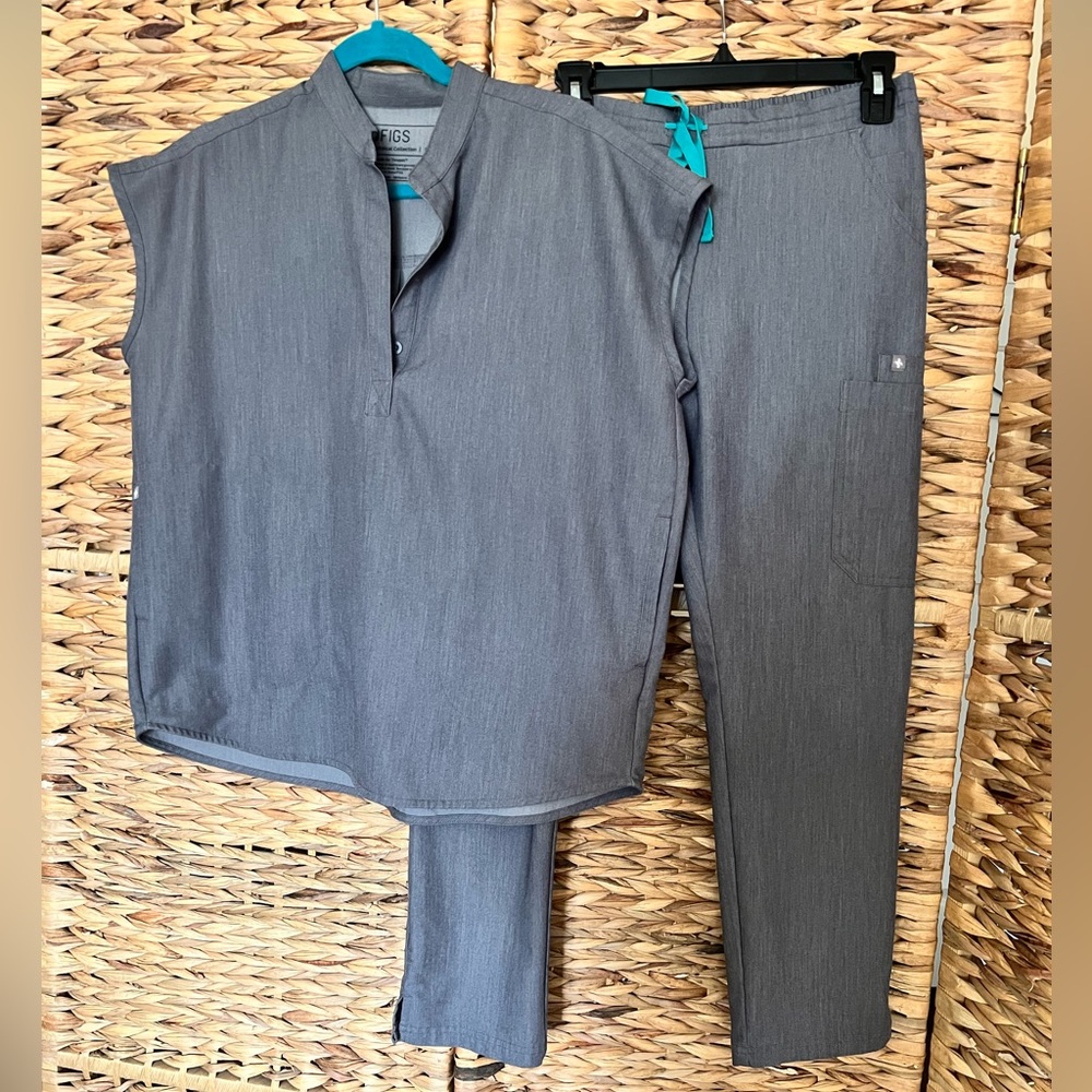 Charcoal, gray fig, scrub, set size small.